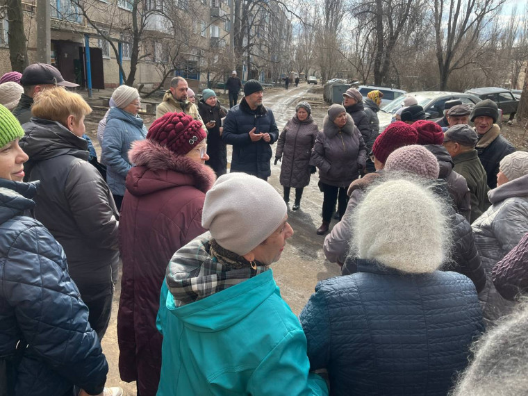 Встреча с населением – это своеобразный мостик между жителями и представителями власти. Встреча с населением – это своеобразный мостик между жителями и представителями власти.