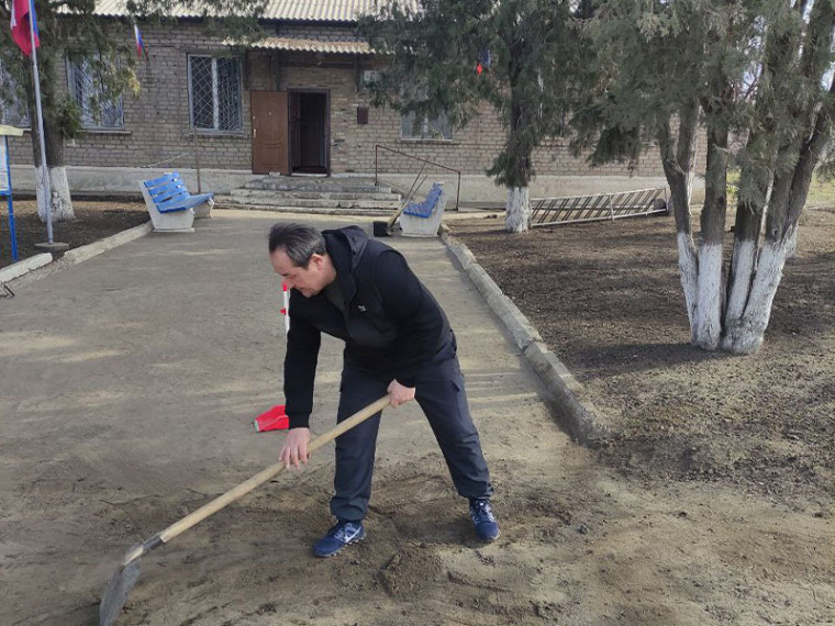 В пгт.Луганское в рамках проведения двухмесячника по благоустройству прошел субботник. В пгт.Луганское в рамках проведения двухмесячника по благоустройству прошел субботник.