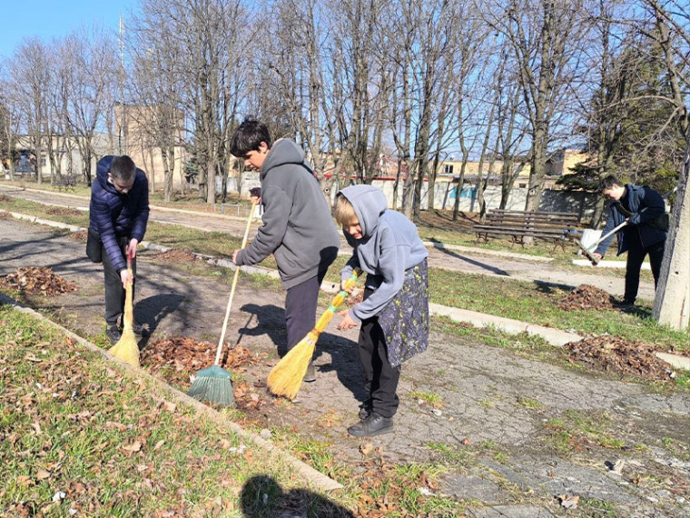 Субботник в посёлке Новолуганское. Субботник в посёлке Новолуганское.