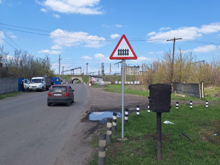 Продолжаются работы по установке дорожных знаков.. Продолжаются работы по установке дорожных знаков..