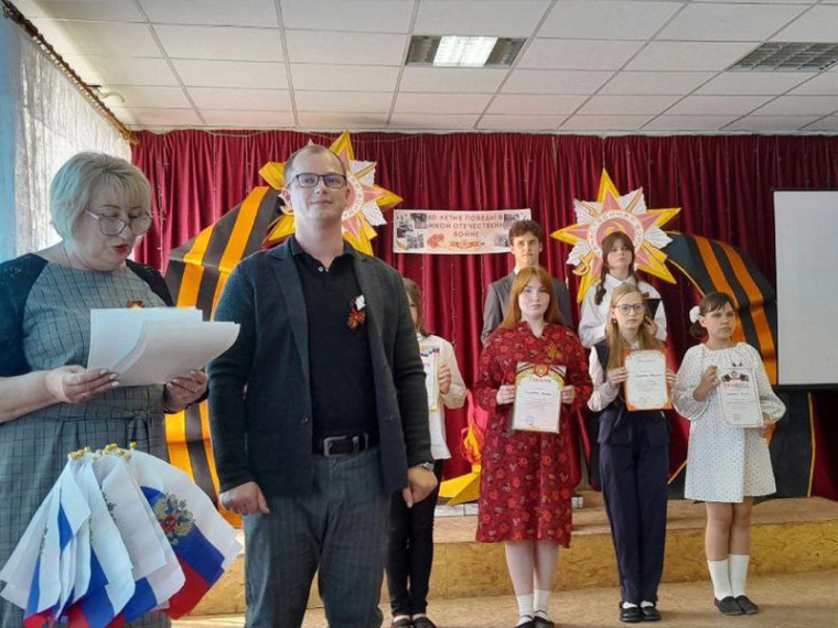 Конкурс чтецов «Поклонимся великим тем годам…». Конкурс чтецов «Поклонимся великим тем годам…».