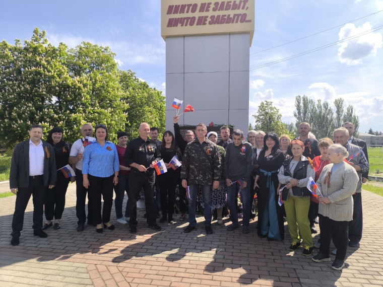 В посёлке Новолуганское возложили цветы к Памятнику Погибшим воинам в 1941- 1945 гг.. В посёлке Новолуганское возложили цветы к Памятнику Погибшим воинам в 1941- 1945 гг..