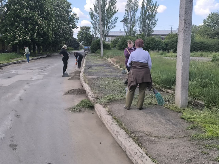 В посёлке Новолуганское состоялся субботник. В посёлке Новолуганское состоялся субботник.