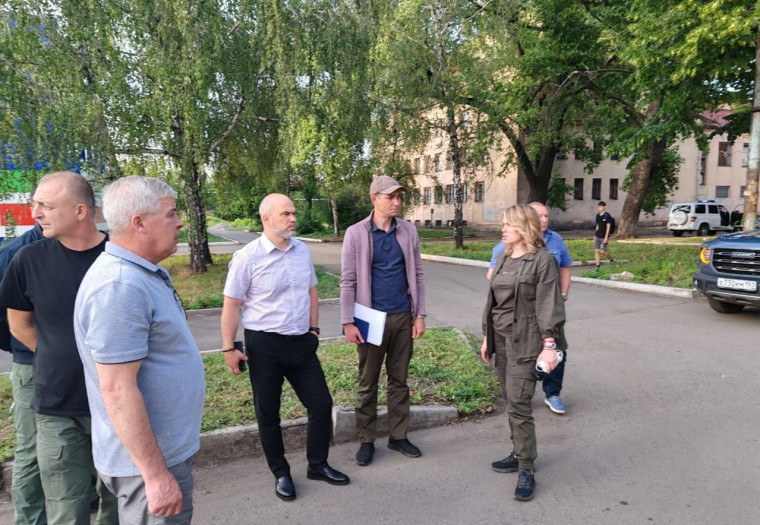 Заместитель Председателя Правительства Хабаровского края по инфраструктуре проверила ход работ на улицах Дебальцево. Заместитель Председателя Правительства Хабаровского края по инфраструктуре проверила ход работ на улицах Дебальцево.