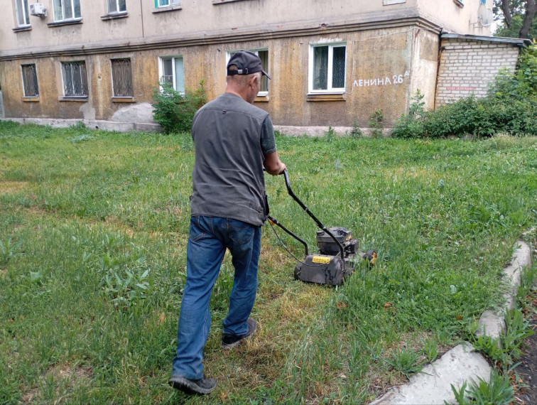 На территории городского округа Дебальцево продолжаются работы по покосу сорных и карантинных трав. На территории городского округа Дебальцево продолжаются работы по покосу сорных и карантинных трав.