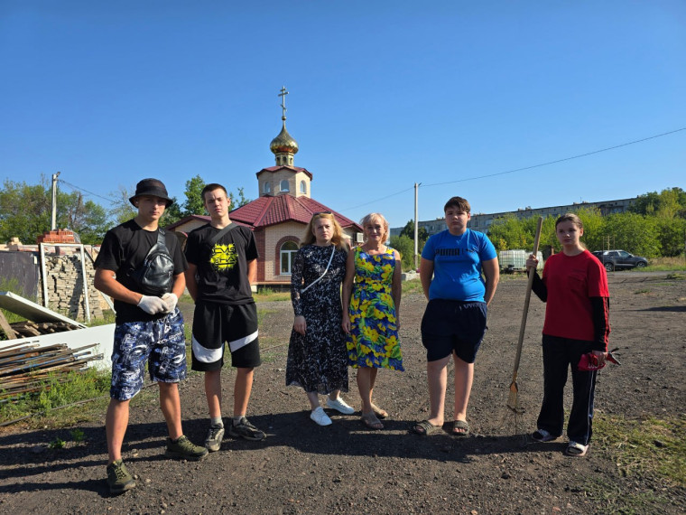 Уборка на территории храма Архистратига Божия Михаила. Уборка на территории храма Архистратига Божия Михаила.