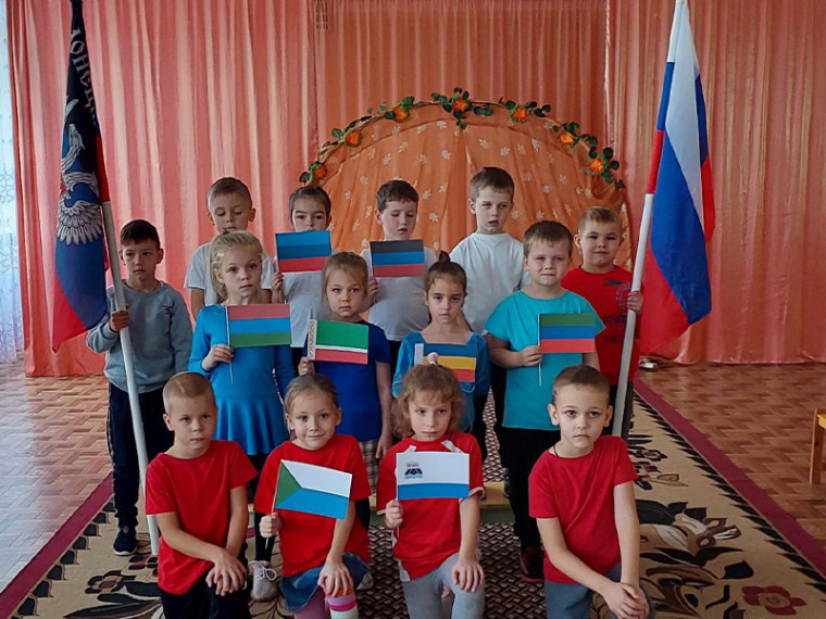 «Мы дружбою сильны и Родиной своей горды». «Мы дружбою сильны и Родиной своей горды».